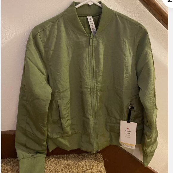 NWT Lululemon Non Stop Bomber jacket Reversible Size 8 GREEN FOLIAGE PERFECT NWT - Picture 2 of 4